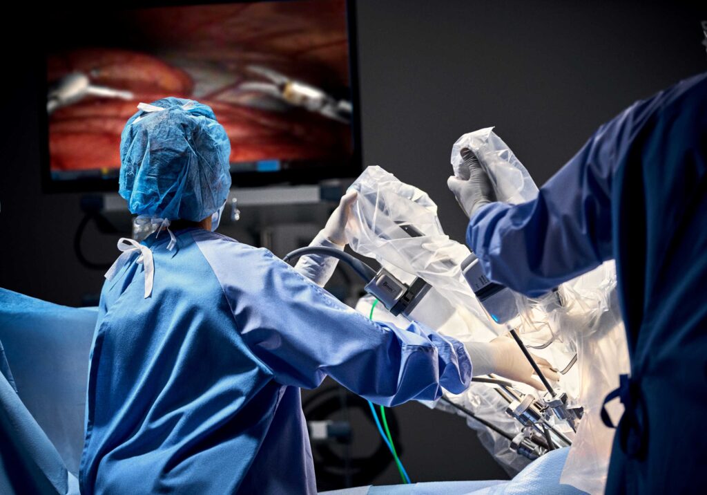 Médicos realizando a cirurgia robótica