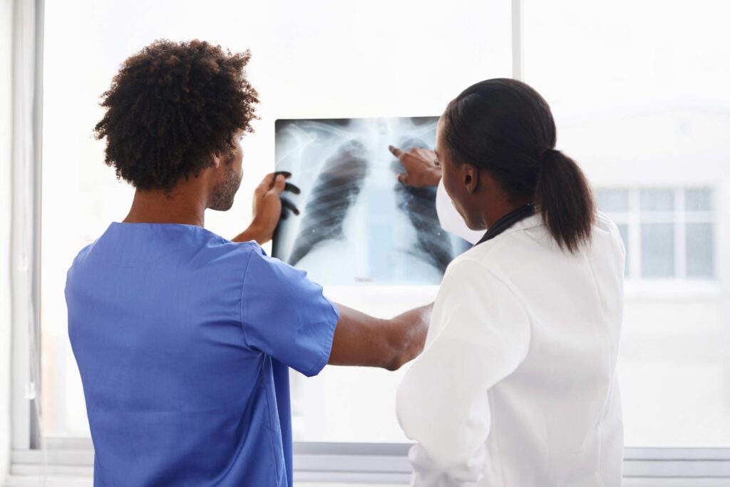 Médicos avaliando o exame de um paciente com suspeita de tuberculose