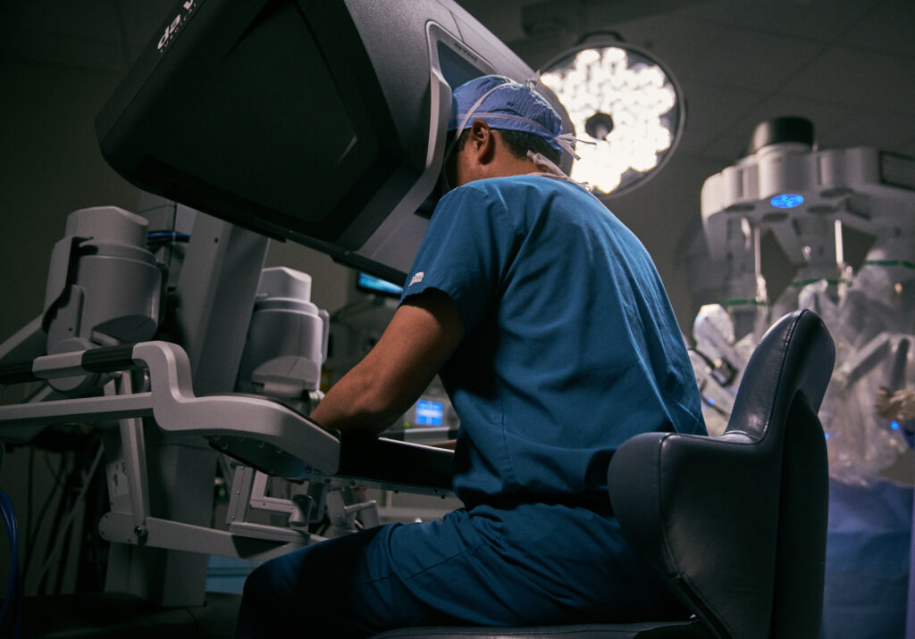 Médico operando o robô Da Vinci